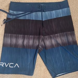 Men’s size 32 RVCA performance stretch
